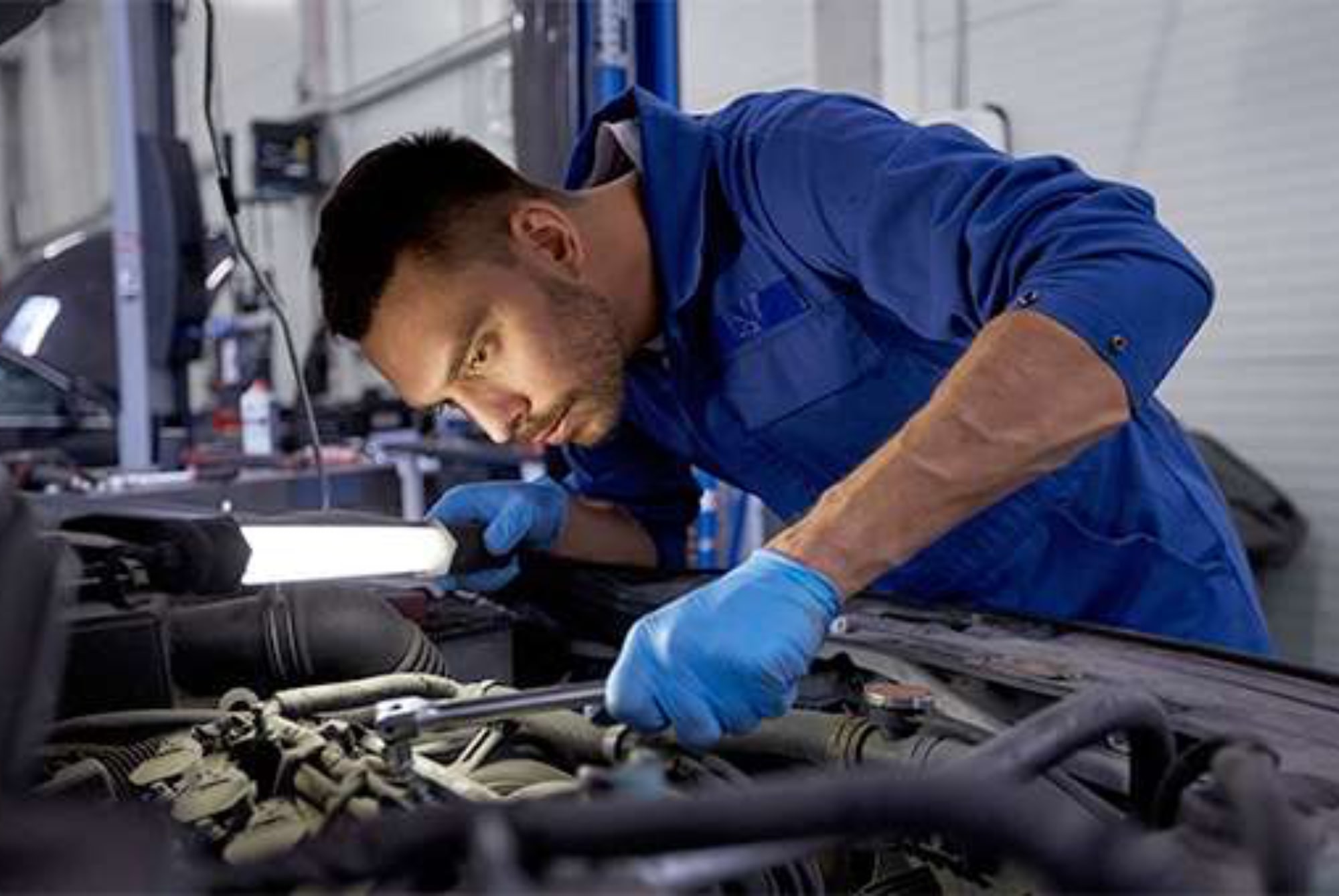 oil change service tech